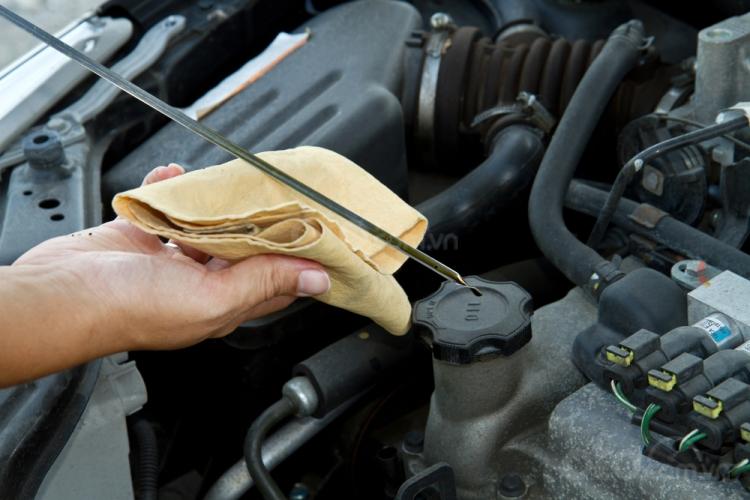 Nên kéo xe đến xưởng sửa chữa để tiến hành xử lý nước và thay dầu