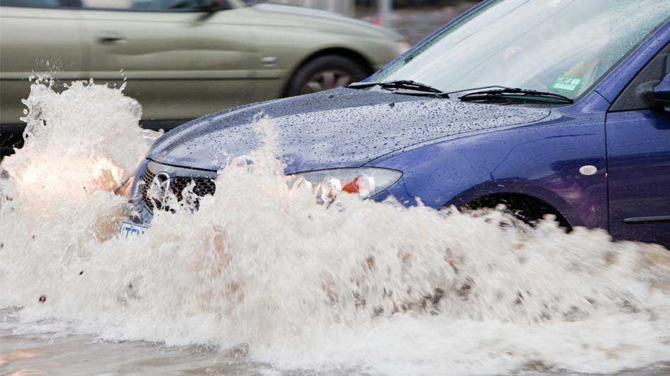Liên hệ ngay với bên bảo hiểm khi ô tô bị ngập nước