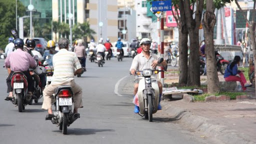 Đi ngược chiều là một hành vi vi phạm giao thông bị xử phạt và trừ điểm giấy phép lái xe