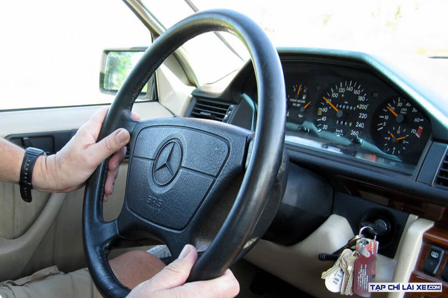 Nên cầm tay lái vừa tầm với người lái