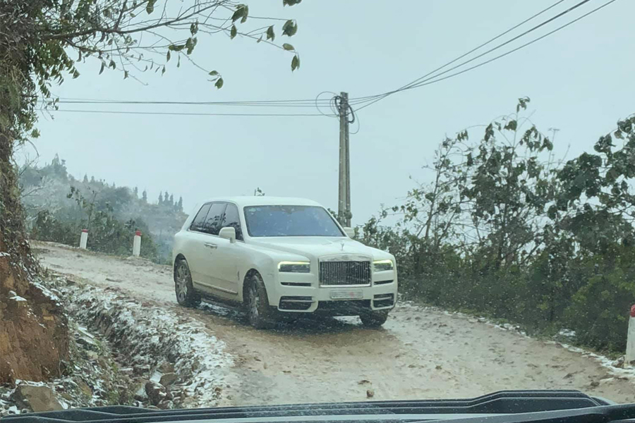 Một chiếc Roll Royce Culliman dễ dàng vượt qua mặt đường trơn trượt của vùng núi Bắc bộ