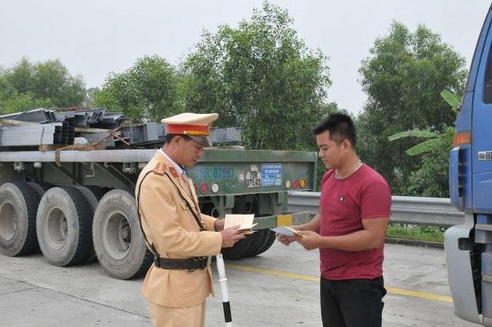 CSGT kiểm tra, xử lý một trường hợp vi phạm luật giao thông.