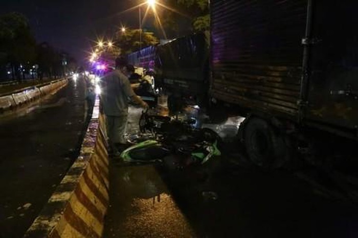 Công an khám nghiệm hiện trường.