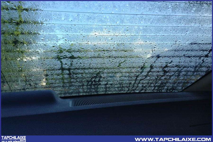Đường gạch ngang ở kính sau của xe ô tô được dùng để sấy kính