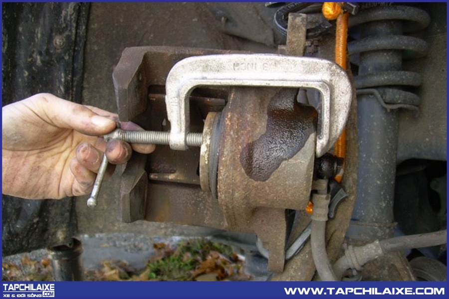 Ép piston phanh 