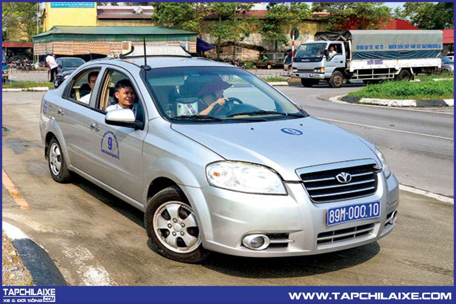 Học bằng lái ô tô để trang bị kỹ năng giải quyết tình huống khi lái xe