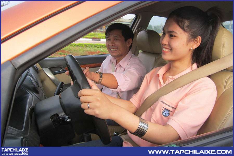 Học viên được đào tạo thực hành lái xe