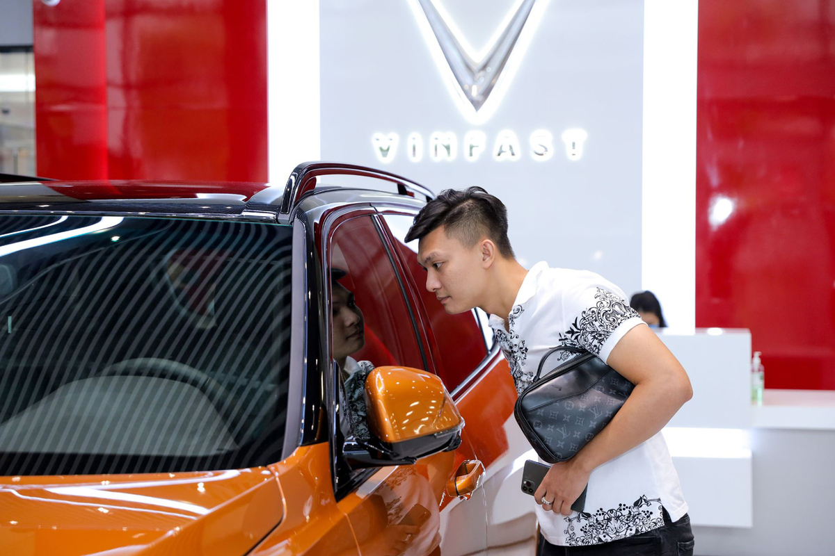 Một vị khách tại showroom của VinFast, nơi trưng bày chiếc President trong ngày ra mắt.
