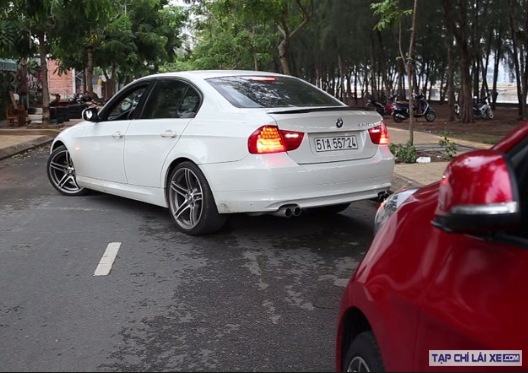 Ưu tiên tiến đầu xe về phía cần quay đầu