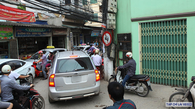 Lái xe ô tô qua ngõ hẹp
