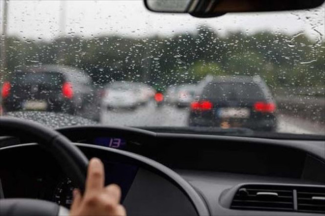 Luôn duy trì khoảng cách hợp lý đối với các xe đi trước