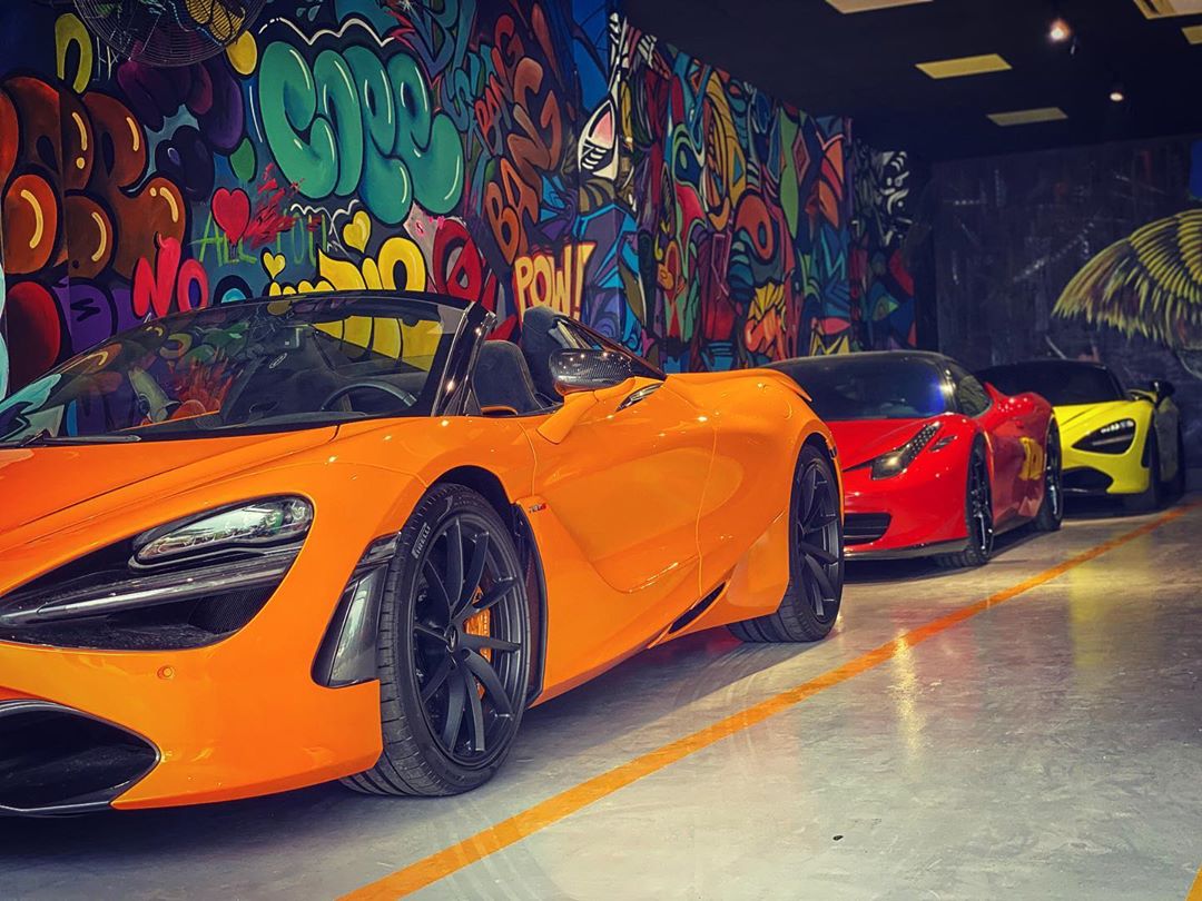 Chiếc siêu xe xuất hiện trong một garage quy tụ nhiều siêu xe khác tại TP. HCM