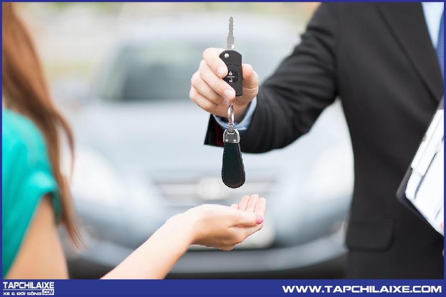 Người mua ô tô phải đóng thuế trước bạ