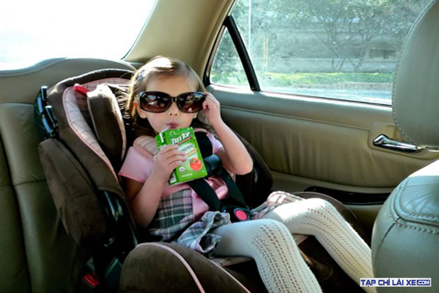 Đừng để trẻ con chơi đùa trên xe