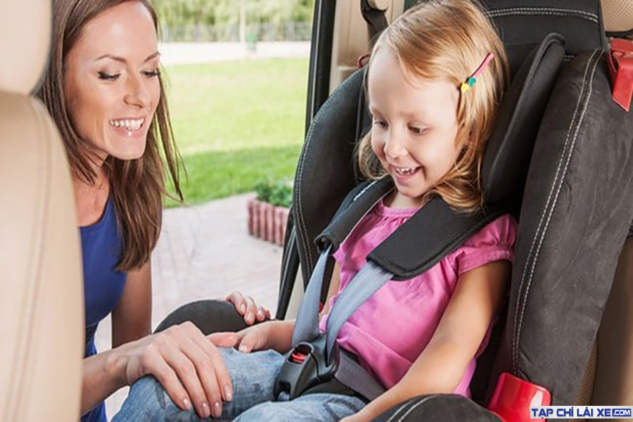 Người đầu tiên nên thắt dây an toàn là trẻ nhỏ