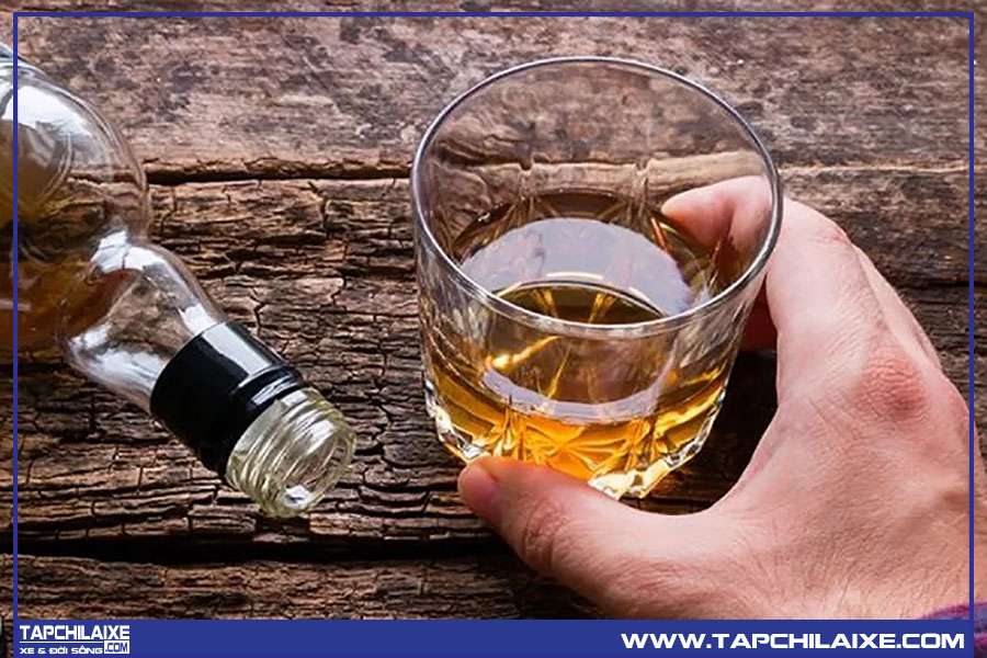 nở rộ dịch vụ đưa người say về nhà tránh bị công an thổi phạt nồng độ cồn