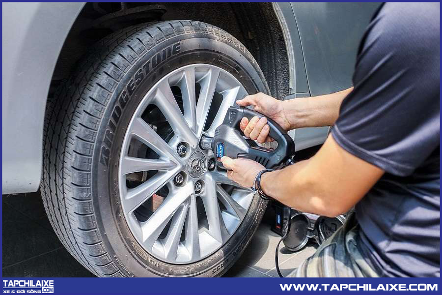 Thay lốp xe ô tô