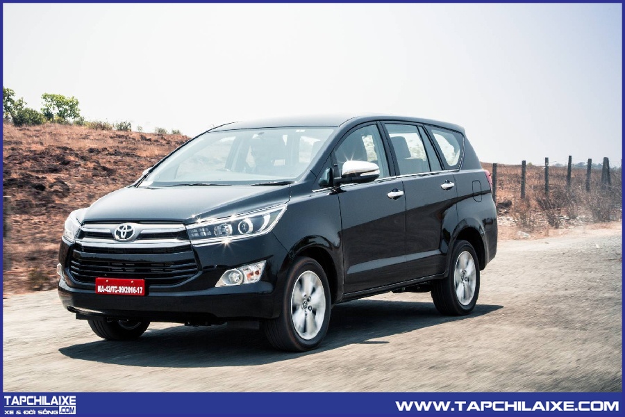 Toyota Innova đen