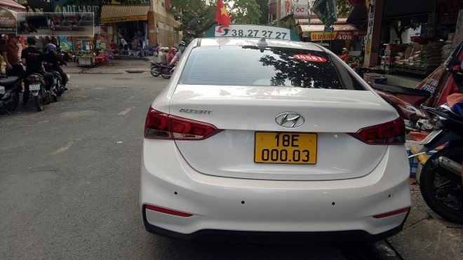 Một chiếc taxi của Vinasun mang biển vàng.