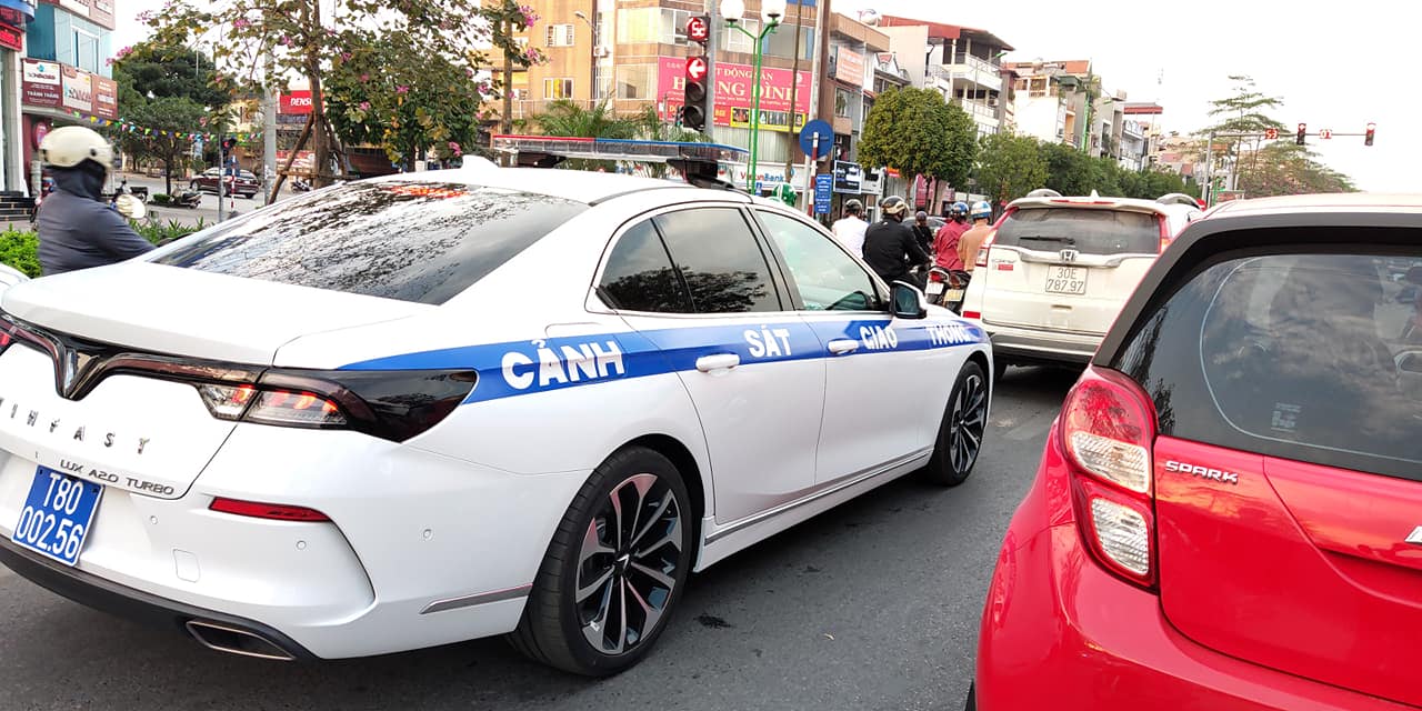 Hình ảnh xe VinFast CSGT trên đường