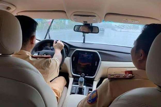 CSGT lái xe VinFast